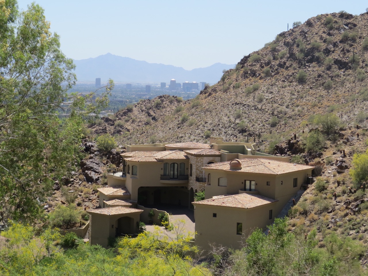 A desert house with a view of the mountains.